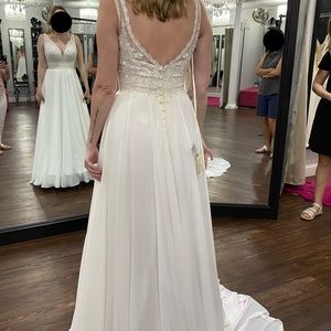 Essence of Australia 2971 A-Line Wedding Dress, Size 12, Unaltered, Never worn